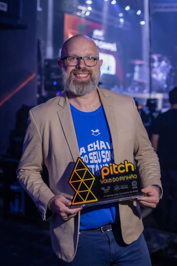 Osni Passos, CEO da Mell.ro, com o troféu do Pitch Vale do Pinhão 2025. Crédito: divulgação.
